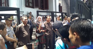 Anggota-dewan-menemui-massa-aksi-di-depan-Gedung-DPRD-Kota-Malang-310x165