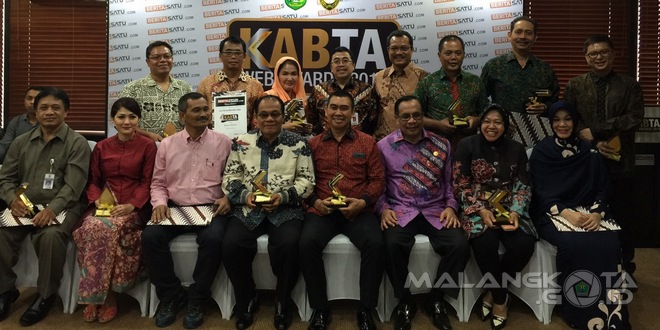 Pemenang-penghargaan-Kabta-Web-Award-2015-foto-bersama-usai-menerima-penghargaan_2708MC1