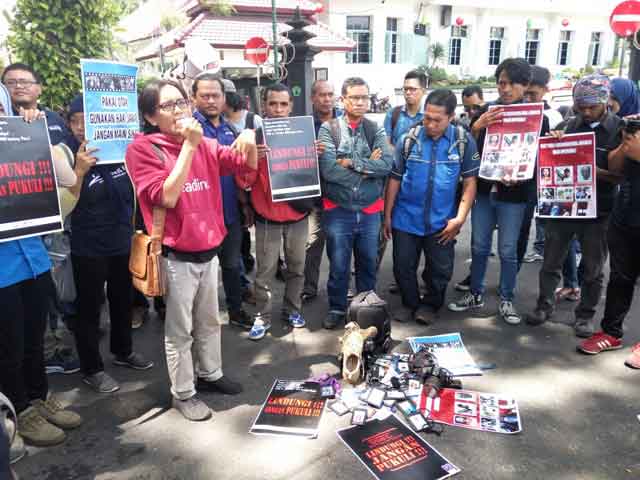 Demo-Jurnalis-Malang-raya-terkait-kekerasan-TNI-terhadap-wartawan_zpsjbam0dg7
